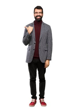 Yakışıklı adam gözlüklü tarafına işaret ürün yalıtılmış beyaz arka plan üzerinde sunmak için