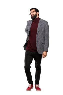 Gözlüklü bir çaba izole beyaz arka plan üzerinde yapılmış olan sırt ağrısı muzdarip yakışıklı adam