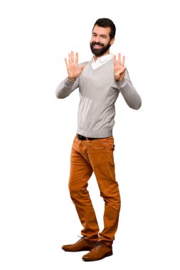 Yakışıklı adam sekiz parmak ile izole beyaz arka plan üzerinde sayma