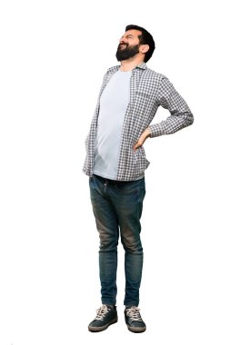 Bir çaba izole beyaz arka plan üzerinde yapılmış olan sırt ağrısı muzdarip sakallı yakışıklı adam