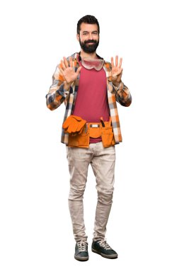 Esnaf adam sekiz parmak ile izole beyaz arka plan üzerinde sayma