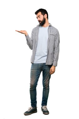 Şüphe ile boşaltmak izole beyaz arka plan üzerinde tutarak sakallı yakışıklı adam