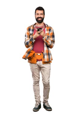 Esnaf adam izole beyaz arka plan üzerinde mobil ileti gönderme