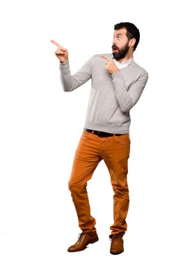 Yakışıklı adam uzakta izole beyaz arka plan üzerinde işaret