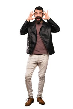 Sürpriz ifade izole beyaz arka plan üzerinde ile sakallı yakışıklı adam