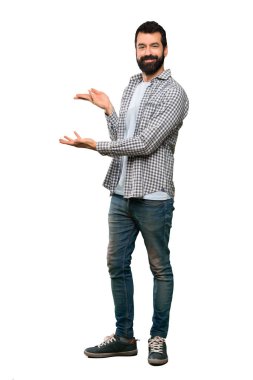 Eller izole beyaz arka plan üzerinde gelmek davet için tarafına uzanan sakallı yakışıklı adam