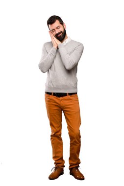 Yakışıklı adam yapma uyku hareketle dorable ifade izole beyaz arka plan üzerinde