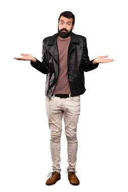 Eller izole beyaz arka plan üzerinde yükseltme sırasında şüpheleri sakallı yakışıklı adam