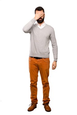 Gözleri eller tarafından kapsayan yakışıklı. Bir şey izole beyaz arka plan üzerinde görmek istiyor musunuz