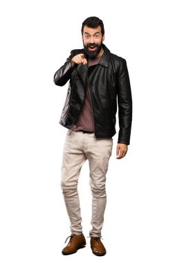 Sakal şaşırmış ve işaretleme açık izole beyaz arka plan üzerinde olan yakışıklı adam