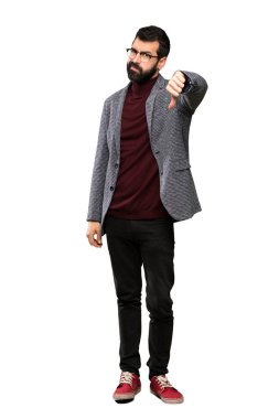 Başparmak aşağı ile negatif ifade izole beyaz arka plan üzerinde gösterilen gözlüklü yakışıklı adam