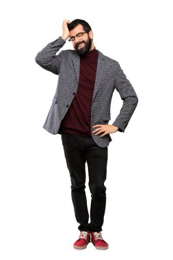 Yakışıklı adam gözlüklü bir şey ve çözüm izole beyaz arka plan üzerinde niyetinde gerçekleştirmiştir