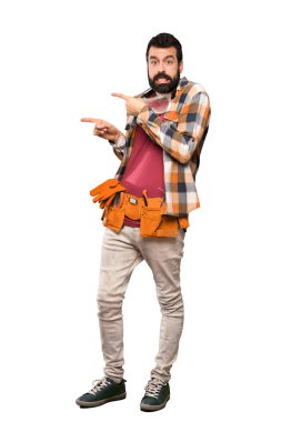 Korkmuş ve izole beyaz arka plan üzerinde tarafına işaret esnaf adam