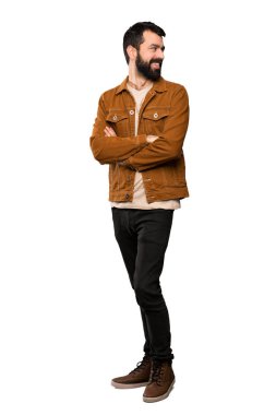 Kollarını çapraz ve izole beyaz arka plan üzerinde mutlu sakallı yakışıklı adam