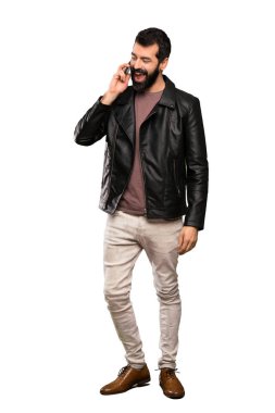 Cep telefonu ile bir görüşme izole beyaz arka plan üzerinde tutarak sakallı yakışıklı adam