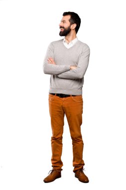 Yakışıklı adam mutlu ve izole beyaz arka plan üzerinde gülümseyen