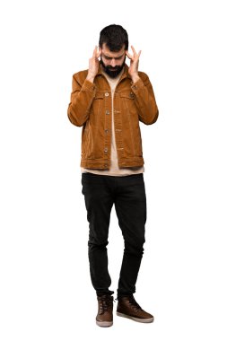 İzole beyaz arka plan üzerinde baş ağrısı ile sakallı yakışıklı adam