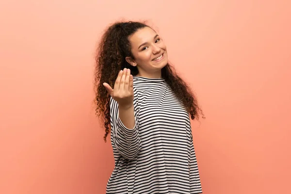 Menina Adolescente Sobre Parede Rosa Convidando Para Vir Com Mão — Fotografia de Stock