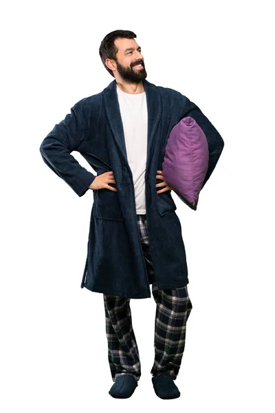 Mannen Med Skägg Pyjamas Poserar Med Armar Hip Och Leende — Stockfoto