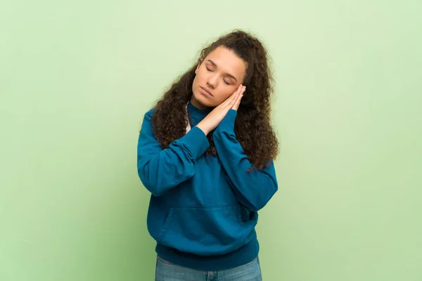 Adolescente Chica Sobre Verde Pared Haciendo Sueño Gesto Dorable Expresión — Foto de Stock