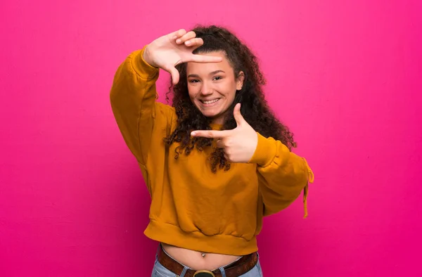 Chica Adolescente Sobre Cara Enfoque Pared Rosa Símbolo Encuadre —  Fotos de Stock