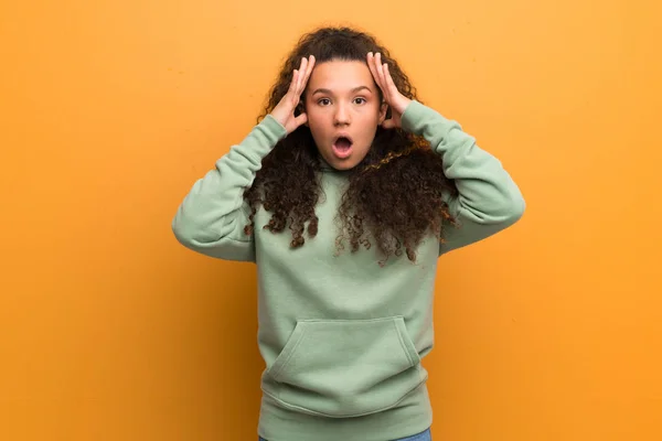 Menina Adolescente Sobre Parede Ocre Com Expressão Surpresa — Fotografia de Stock