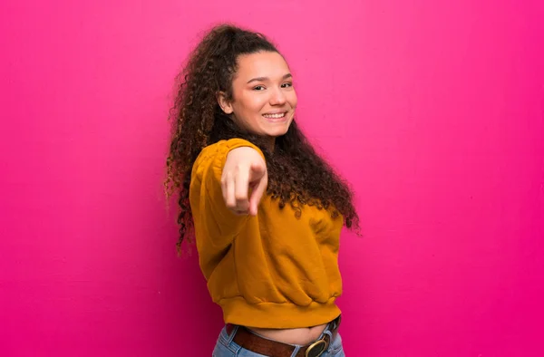 Adolescente Chica Sobre Rosa Pared Señala Dedo Usted Con Una —  Fotos de Stock