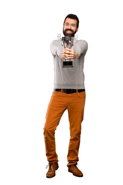 Homem bonito com barba segurando um troféu — Fotografia de Stock