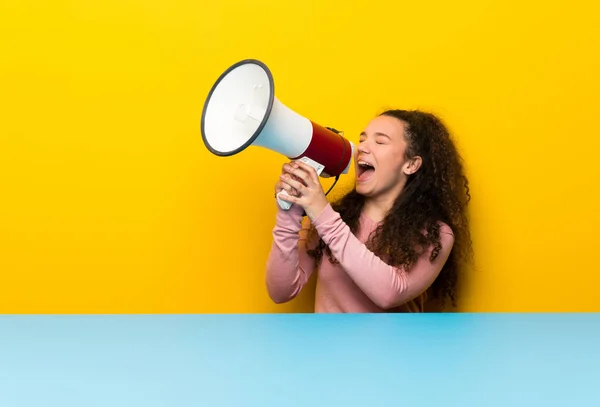 Tiener Meisje Schreeuwen Door Een Megafoon — Stockfoto