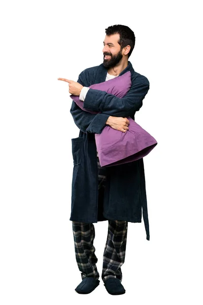 Mann Mit Bart Schlafanzug Zeigt Zur Seite Ein Produkt Vor — Stockfoto