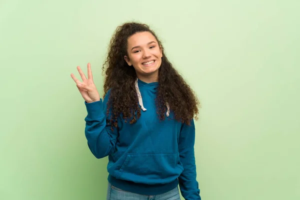 緑壁幸せとカウントの つの指で 代の女の子 — ストック写真