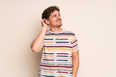 Sarışın adam bir fikir düşünce izole duvarın üzerinden