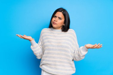 Bir şey anlamıyorum çünkü Kazak mutsuz ve bir şey ile sinirli genç Kolombiyalı Kız