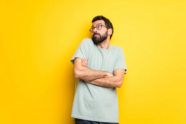 Man Met Baard Groen Shirt Maken Twijfels Gebaar Tijdens Het — Stockfoto