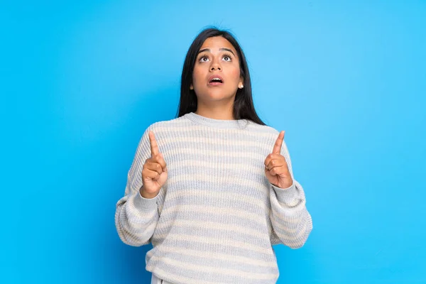 Junge Kolumbianische Mädchen Mit Pullover Überrascht Und Zeigt Nach Oben — Stockfoto