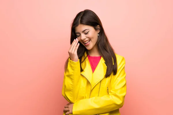 Ragazza Adolescente Sopra Muro Rosa Sorridente Molto — Foto Stock