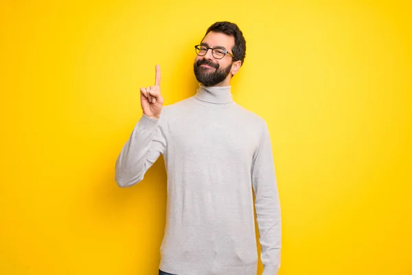 Mann Mit Bart Und Rollkragen Zeigt Und Hebt Einen Finger — Stockfoto