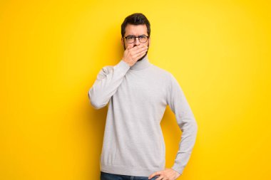 Sakal ve balıkçı yakalı adam uygunsuz bir şey söylemek için elleri ile ağız kapsayan