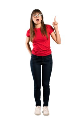 Kadın tam uzunlukta atış ve sürpriz işaret gözlüklü