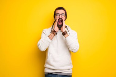 Dreadlocks ile hippi adam bağırmak ve bir şey duyurulması