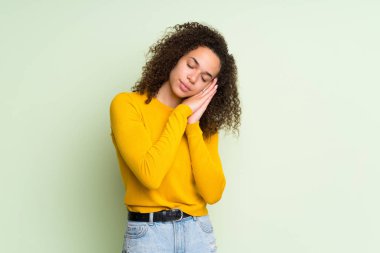 Dominik kadın izole yeşil arka plan yapma uyku hareketle dorable ifade