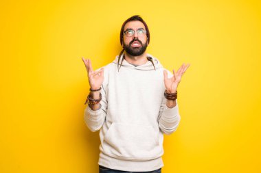 Olan dreadlocks kötü bir durum tarafından hayal kırıklığına hippi adam