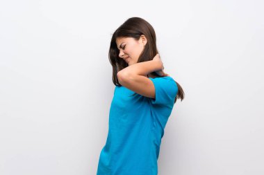 Genç kız neckache ile mavi gömlek ile