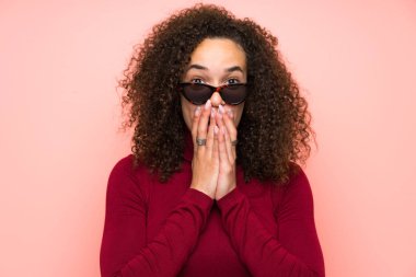 Dominik boğazlı kazak sürpriz yüz ifadesi ile kadınla