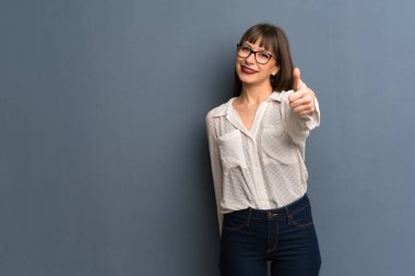 Çünkü iyi bir şey oldu bir başparmak yukarıya hareket veren mavi duvarın üzerinden gözlüklü kadın