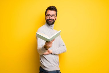 Adam sakal ve bir kitap ve birine vererek balıkçı yaka