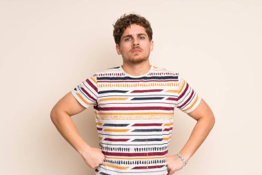 Yalıtılmış duvar kızgın sarışın adam