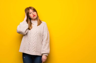 Kızıl saçlı kadın hayal kırıklığı ve anlayış değil bir ifade ile sarı duvarın üzerinden