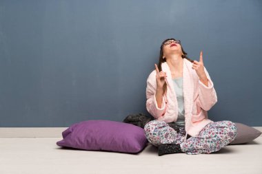 Kadın pijama şaşırttı ve yukarı katta