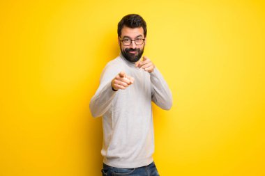 Gülümseyen ise sakal ve balıkçı yaka puan parmak size olan adam